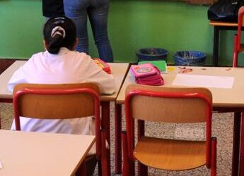 Divieto cellulari a scuola, psicoterapeuta Lavenia: “Giusto ma è sconfitta per noi genitori”