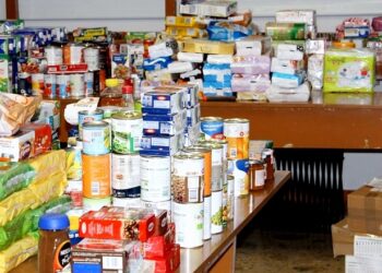 Consegna pacchi alimentari Coldiretti a ospiti cohousing