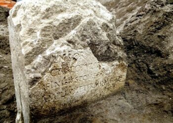 Archeologia, rinvenuto cippo epoca Claudio a piazza Augusto Imperatore