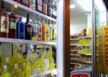Movida, nuova ordinanza antialcol. Divieto asporto e circolazione bevande in vetro
