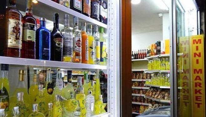 Movida, nuova ordinanza antialcol. Divieto asporto e circolazione bevande in vetro
