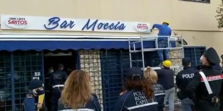 Tor Bella Monaca: rimossa insegna bar Moccia
