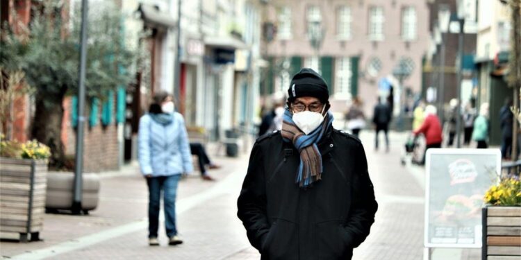 Covid: Zingaretti firma ordinanza per mascherine all’aperto in tutto il Lazio. in vigore da giovedi’ 23/12