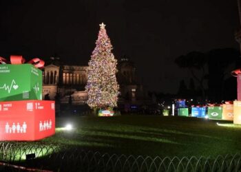 “Natale a Roma – Regaliamoci una città sostenibile”. Presentato il progetto, acceso l’albero in piazza Venezia