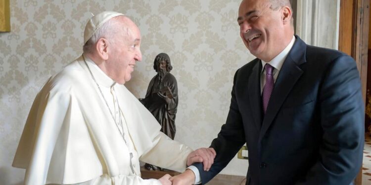 Zingaretti in udienza dal Papa, “Investiamo in campagna vaccini per l’Africa”