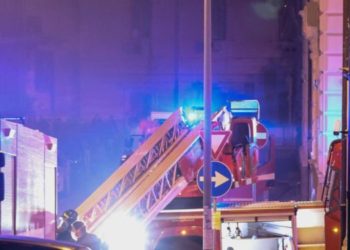 Roma, a fuoco appartamento: 6 feriti e 50 inquilini evacuati