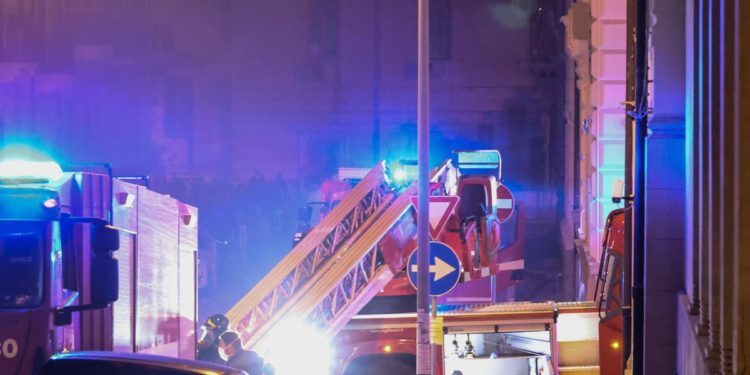 Roma, a fuoco appartamento: 6 feriti e 50 inquilini evacuati