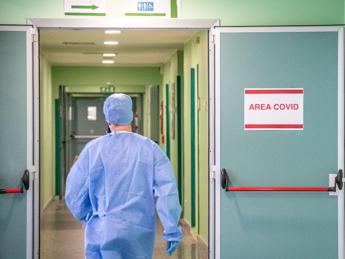 Covid Italia, report: aumentano ricoveri nell’ultima settimana