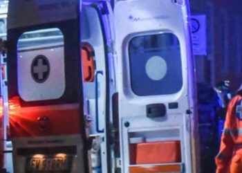 Roma, moto in fiamme dopo scontro con auto sull’Appia: un morto