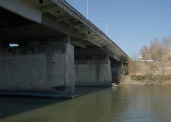 Roma, in bilico su parapetto Ponte Marconi: “Stavo solo facendo video TikTok”