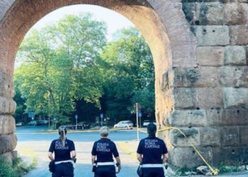Roma, si stacca parte arco Porta Maggiore