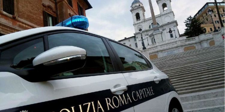 Roma, lanciò monopattino da scalinata Trinità dei Monti: turista rischia processo