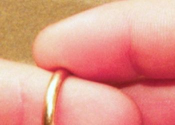 Roma, fede rubata e ritrovata. Polizia rintraccia proprietaria