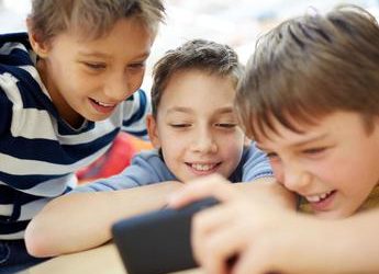 Bambini e salute digitale: il 72% dei genitori usa i social a tavola
