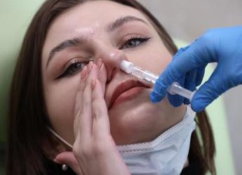 Covid, la promessa anti-contagio dei vaccini spray. “Ma difficile ok nel 2023”