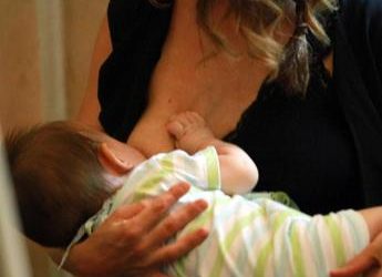 Latte di mamma vaccinata contro Covid protegge bebè, studio offre nuove prove