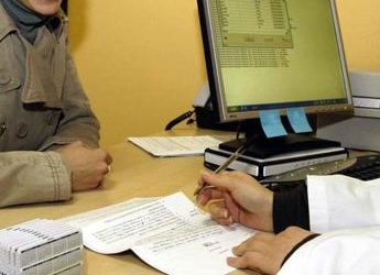 Sondaggio, 57% italiani taglia superfluo ma non rinuncia a spese per cure