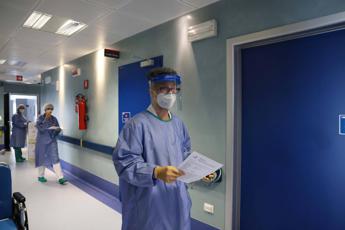 Covid, mascherine in ospedali e Rsa: cosa cambia da 1 maggio, nuove regole