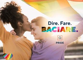 Pride Month, QVC Italia lancia la campagna ‘Dire. Fare. Baciare.’
