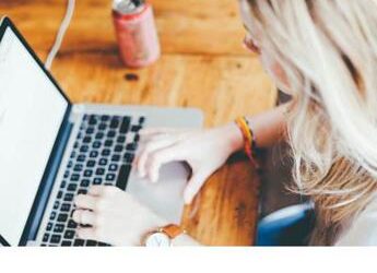 Lavoro, studio: modello ibrido riduce significativamente burnout tra i lavoratori