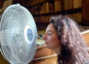 Notti insonni? Panno umido sul ventilatore, doccia fresca e tablet spento