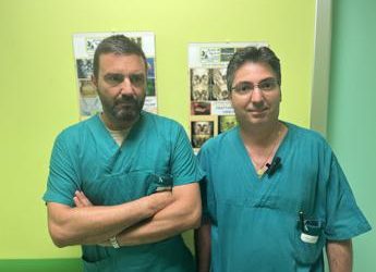 Mandibola fuori uso per le botte, protesi salva 16enne a L’Aquila