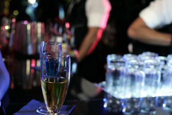 Alcol, in Italia 1,3 mln 11-25enni bevitori a rischio, 620mila sono under 18