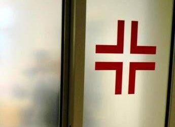 Bimbo di 5 anni ingoia un cacciavite, salvato a Salerno