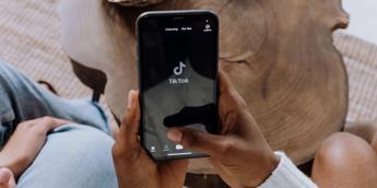 TikTok, nuovi strumenti di sicurezza per i minori