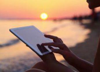 Vamonos vacanze, in ferie più di un italiano su 2 risponde a telefonate ed email di lavoro