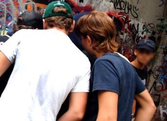 Adolescenti e violenza. Lo psichiatra Mencacci: “Intrappolati nel presente. Educarli da piccoli ai sentimenti”