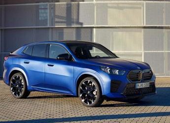 BMW iX2 2024: forme sportive per il SUV elettrico