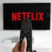 Netflix aumenta i prezzi e sorprende gli investitori con nuovi abbonati, successo globale per One Piece