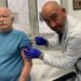 Covid, Bassetti vaccina Gino Paoli: “Esempio per altri over 80”