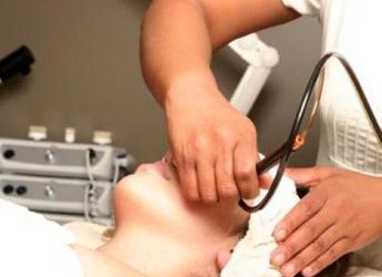 Lifting con microaghi ultima moda anti-età, chirurgo avverte: “Inutile e rischiosa”