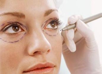 Rischi cecità con penne di acido ialuronico per ritocchi fai da te, l’allarme