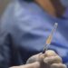 Covid, via libera a emendamento su reintegro sanitari no vax: è scontro