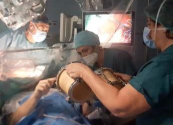 Intervento al cervello da sveglio, in sala operatoria suona i tamburi
