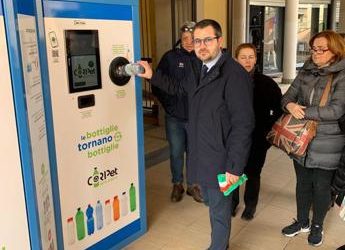 Rifiuti, alla Coop di Civita Castellana arriva l’eco-compattatore per bottiglie in Pet