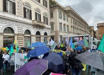 Sciopero medici, dottori al sit in di Roma: “In pensione prima del coccolone”