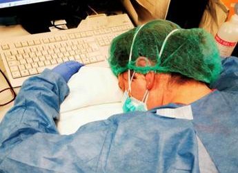 Covid, per medici e infermieri morti in pandemia “risarcimenti mai avuti”