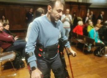 Lo scheletro-robot per tornare a camminare: “Che emozione rialzarsi in piedi”