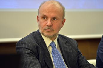 Covid, Schillaci: “Reazioni avverse al vaccino, una commissione di studio per valutarle”