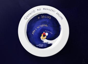 Giornata fiocchetto lilla, collezione di piatti racconta cause disturbi alimentari