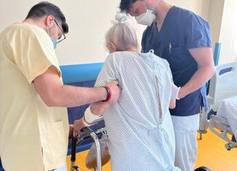 Maria protesi d’anca a 101 anni, in piedi a 36 ore dall’intervento