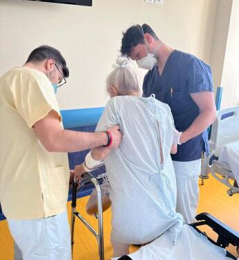 Maria protesi d’anca a 101 anni, in piedi a 36 ore dall’intervento