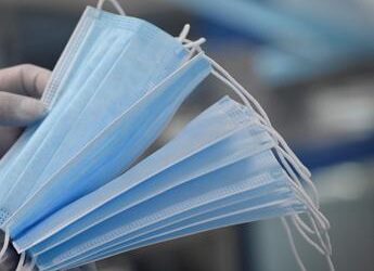 Covid, da Nord a Sud torna obbligo mascherina per entrare in ospedale