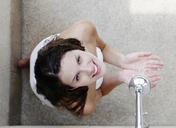 Il dilemma della doccia quando fa molto caldo: fredda o calda? Ecco la risposta