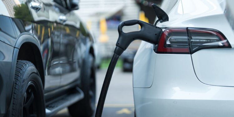 Ue e stop auto 2035: c’è l’accordo per salvare i motori termici. Cosa cambia