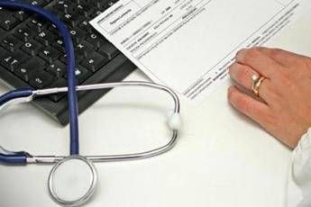 Tumori, burocrazia ruba 41% tempo oncologi, penalizzato dialogo con pazienti